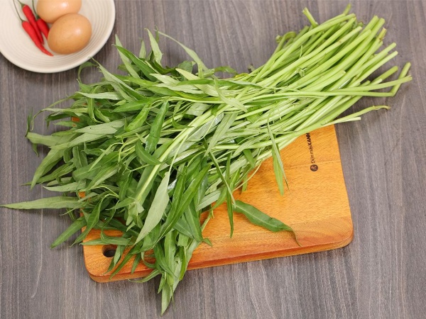 Trong rau muống chứa rất nhiều vitamin và khoáng chất hỗ trợ việc giảm cân. Một bó muống được đặt trên tấm thớt vuông