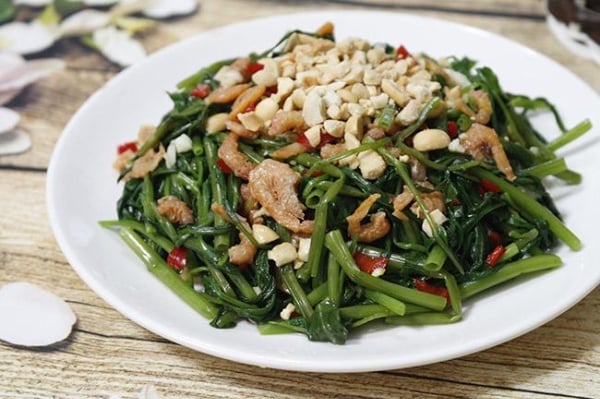 Một đĩa nộm rau muống