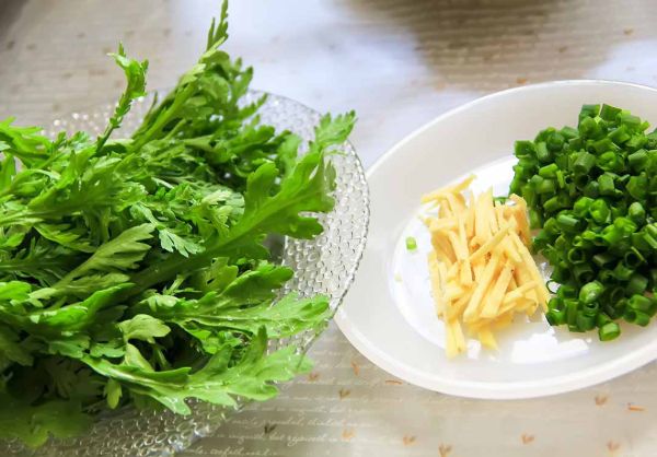 Rau tần ô luộc với gừng giúp đốt cháy mỡ thừa hiệu quả