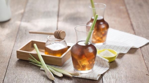 Uống nước sả kết hợp với mật ong và chanh còn có tác dụng thanh lọc cơ thể