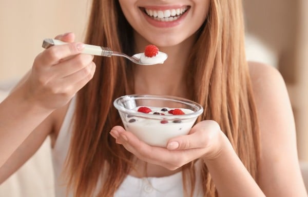 Không nên ăn nhiều sữa chua vì có nguy cơ gây béo phì và gây hại cho sức khỏe