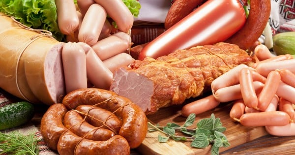 Kết hợp ăn giảm cân bằng sữa chua với thịt xông khói, xúc xích tạo chất ung thư nguy hiểm