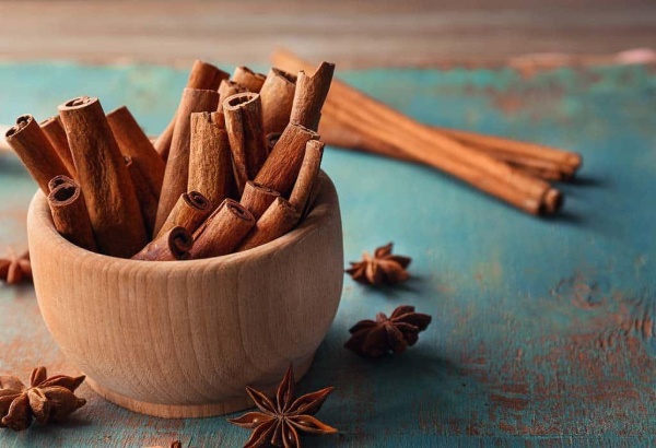 Quế có chứa một hợp chất đặc biệt có thể cải thiện sự hấp thụ đường của các tế bào. Cối để quế và bên cạnh có hoa hồi