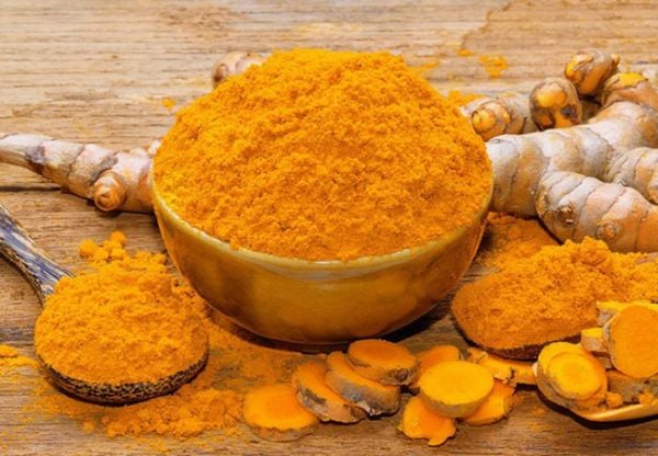 Bột nghệ nguyên chất sẽ có màu sẫm hơn màu của tinh bột nghệ