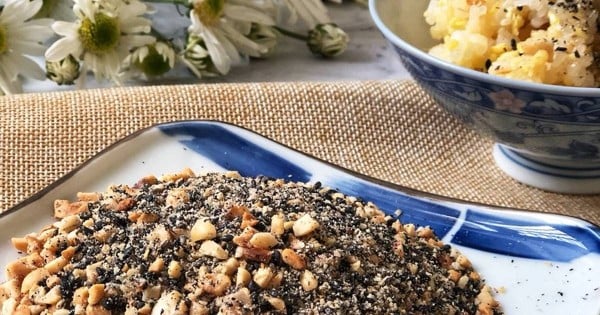 Muối vừng đen giảm cân thường được ăn kèm cơm gạo lứt