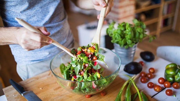 Người đàn ông đang làm salad xà lách