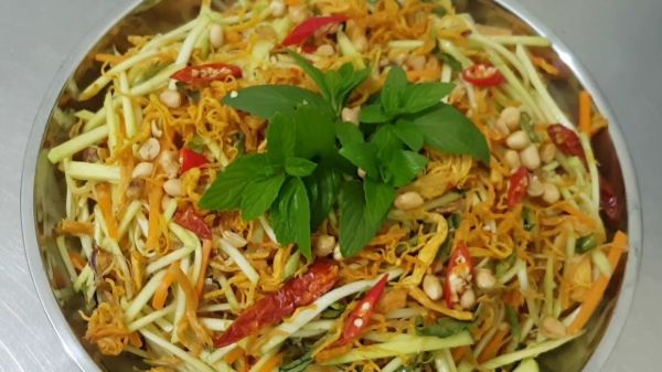 Gỏi xoài giúp tạo cảm giác no lâu, hỗ trợ giảm cân hiệu quả