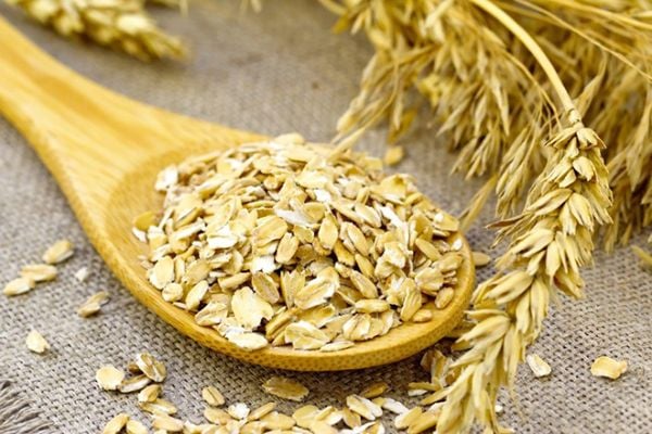 Yến mạch chứa nhiều chất xơ hỗ trợ giảm cân.