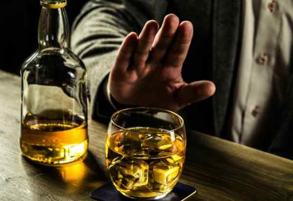 Các loại đồ uống có chứa cồn sẽ khiến gia tăng tình trạng tích trữ mỡ nội tạng ở nam giới