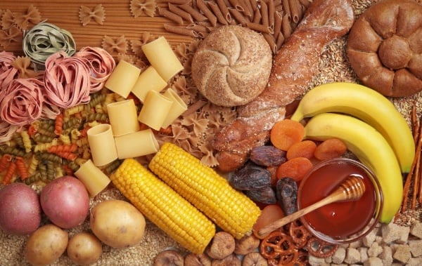Những loại thực phẩm khác nhau của những nhóm thực phẩm như bắp, mật ong, khoai tây, bánh mì...