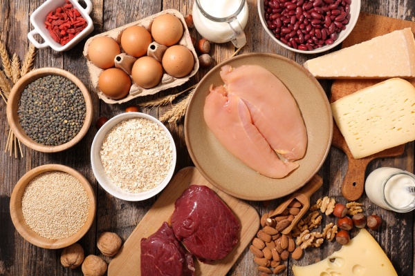 Khẩu phần ăn có protein từ thịt, trứng, sữa,...giúp ta no lâu hơn