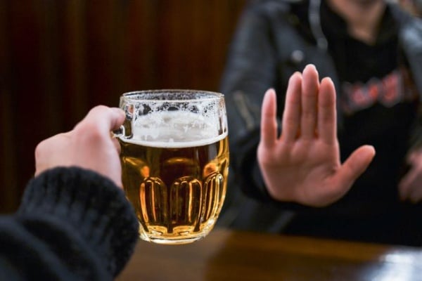 Đồ uống có cồn là nguồn cung cấp calo vô cùng nhiều gây tăng cân.