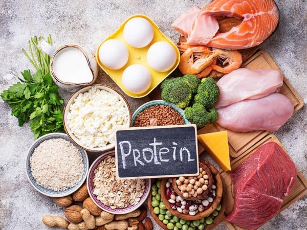 Nên ăn nhiều thực phẩm chứa protein để giảm cân tự nhiên.