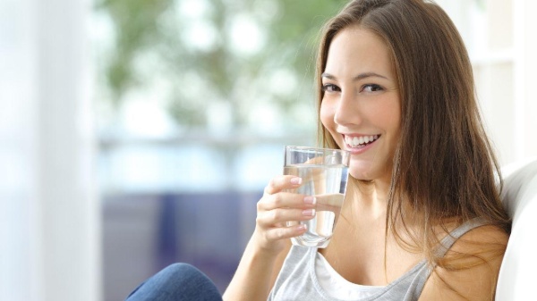 Uống nhiều nước giúp hỗ trợ giảm mỡ tự nhiên.