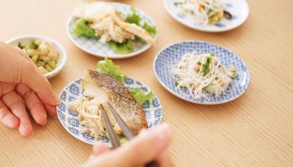 Sử dụng đĩa hoặc bát ăn nhỏ hơn có tác dụng tâm lý tích cực trong giảm cân.