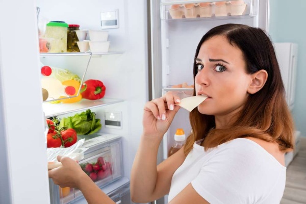 Ăn vặt có thể là kẻ thù giấu mặt khiến bạn tăng cân