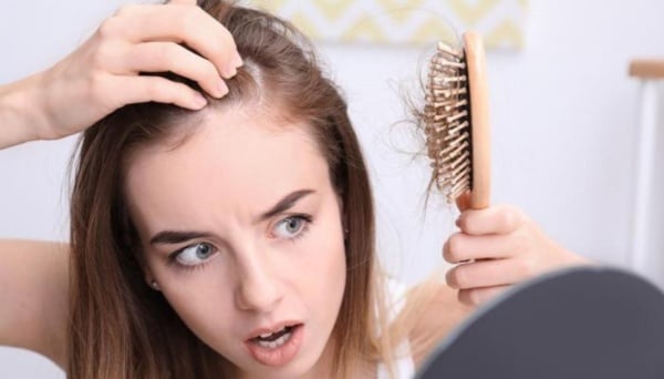 Giảm cân cấp tốc có thể khiến cơ thể không đủ dinh dưỡng gây rụng tóc