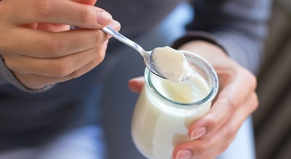 Ăn sữa chua không đường sau bữa ăn có lợi cho quá trình tiêu hóa Ăn sữa chua không đường sau bữa ăn có lợi cho quá trình tiêu hóa