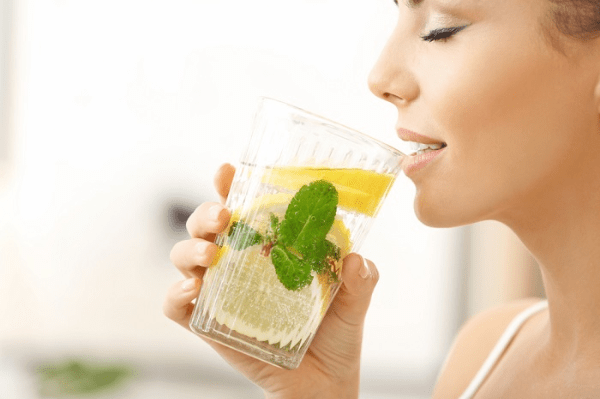 Uống một ly nước chanh sau khi ăn sẽ giúp kích thích hệ tiêu hóa và hạn chế mỡ thừa tích tụ. Uống một ly nước chanh sau khi ăn sẽ giúp kích thích hệ tiêu hóa và hạn chế mỡ thừa tích tụ.