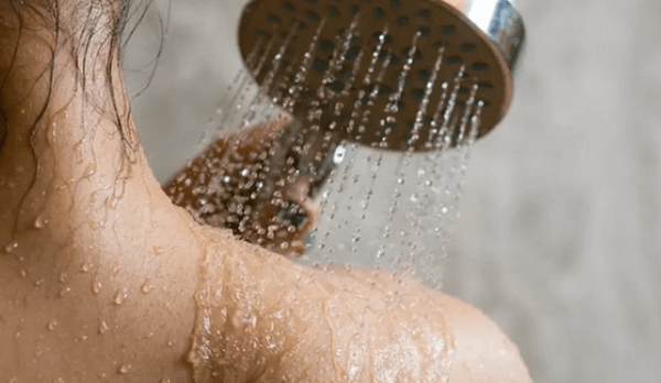 Các chị em tuyệt đối không nên tắm ngay sau khi ăn để tránh gây ra tình trạng giãn nở mạch máu. Các chị em tuyệt đối không nên tắm ngay sau khi ăn để tránh gây ra tình trạng giãn nở mạch máu.