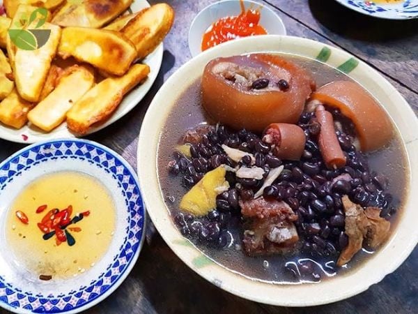 Canh đậu đen hầm xương móng giò giúp mẹ bé lợi sữa