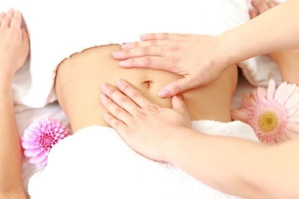 Thực hiện các động tác massage kết hợp hít thở để thư giãn