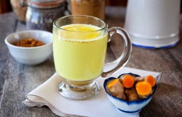 Dùng tinh bột nghệ với nước ấm để giảm cân.