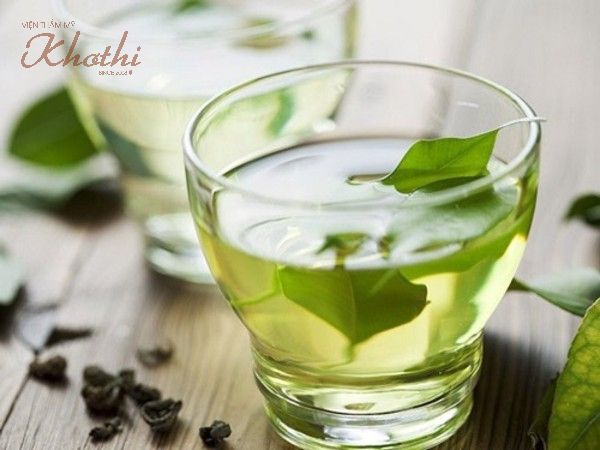 Dùng lá trà xanh tươi cùng với nước sôi