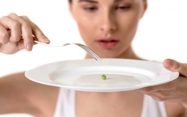 không nên ăn kiêng quá mức hoặc nhịn ăn không được ăn kiêng quá mức