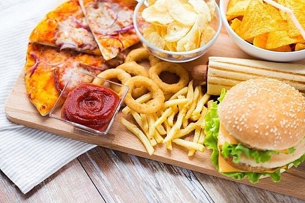 Ăn các loại thực phẩm nhiều dầu mỡ không chỉ gây ra tình trạng thừa cân, béo phì mà còn tăng nguy cơ mắc bệnh tim mạch Ăn các loại thực phẩm nhiều dầu mỡ không chỉ gây ra tình trạng thừa cân, béo phì mà còn tăng nguy cơ mắc bệnh tim mạch