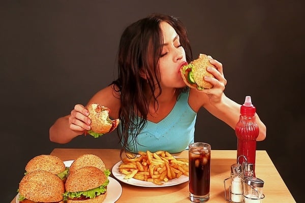Tích tụ mỡ vai do thói quen ăn uống không kiểm soát