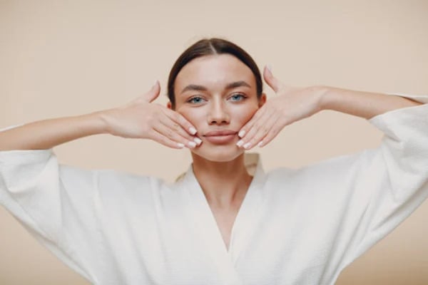 Gò má dễ trùng nhão nên chị em hãy dành nhiều thời gian ở vùng này