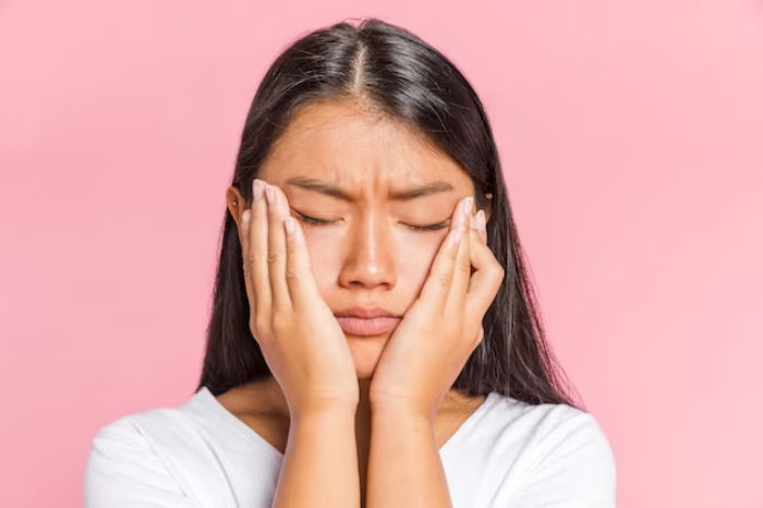 Gương mặt đau nhức không thuyên giảm cảnh báo những vấn đề về da sau khi căng chỉ collagen.