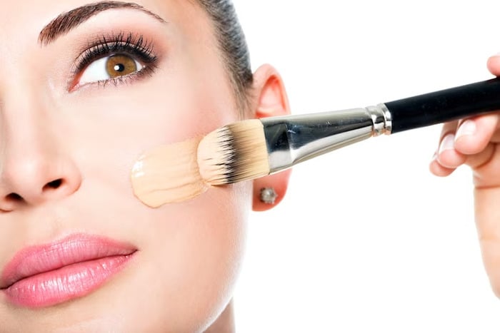 Hạn chế trang điểm ngay sau khi tiêm filler cằm để da không bị bít tắc, nổi mụn.