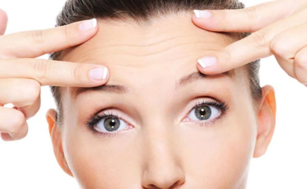 Kết thúc bài massage Tanaka bằng thao tác vùng trán