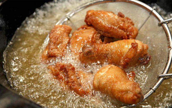 Không nên ăn thức ăn nhiều dầu mỡ