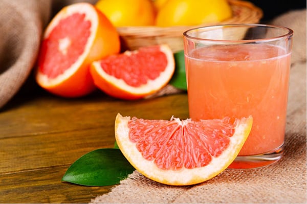 Không nên sử dụng nước ép bưởi vào buổi sáng khi đang đói