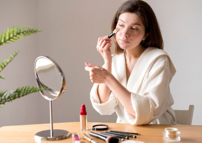 Không trang điểm ngay sau khi tiêm filler cằm để tránh những ảnh hưởng xấu có thể xảy ra.