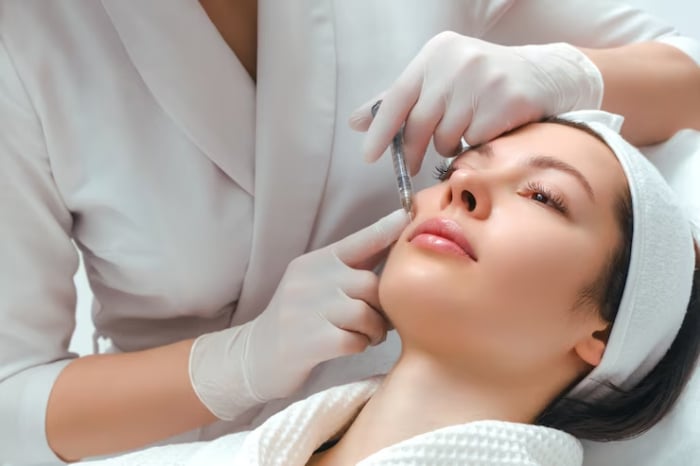 Lựa chọn cơ sở uy tín để làm tan filler môi an toàn, hiệu quả.