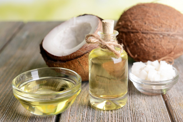 Massage bằng dầu dừa và dầu oliu