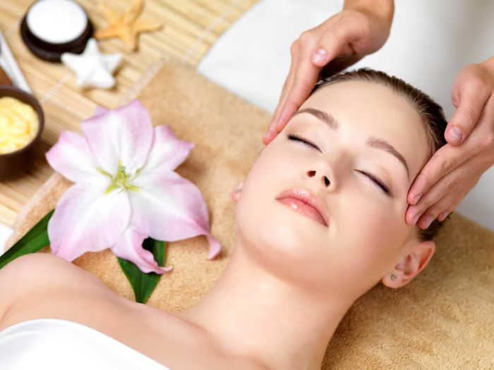 Không massage da mặt ngay sau khi tiêm filler để tránh những tác động tiêu cực đến vùng cằm.