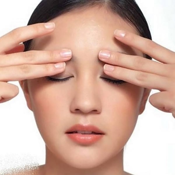 Massage huyệt thái xương và xoa vùng mắt giúp nâng cơ mắt tự nhiên