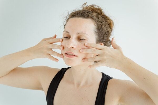 Massage kéo căng da mặt giúp các cơ săn chắc, ngăn chùng nhão