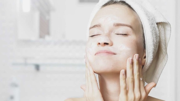 Rửa mặt và bôi mỹ phẩm đúng cách sẽ giúp da đàn hồi và khoẻ mạnh