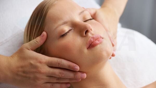 Massage nâng cơ nửa mặt nhanh chóng, hiệu quả