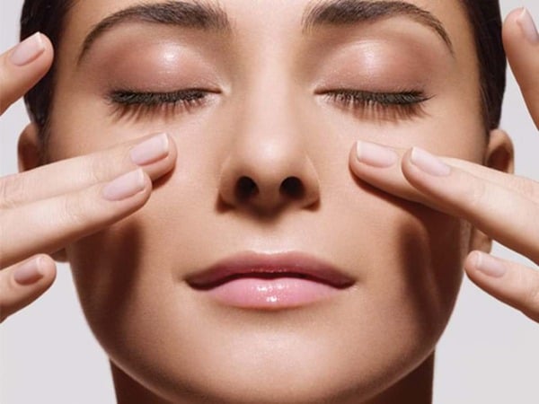 Massage vùng da mắt chống vết chân chim, đồi mồi