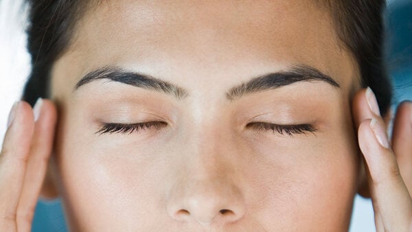 Massage vùng da trán giảm nhăn hiệu quả