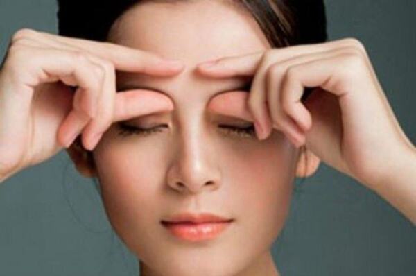 Massage vùng lông mày khắc phục tình trạng cơ xung quanh mắt nhăn nheo