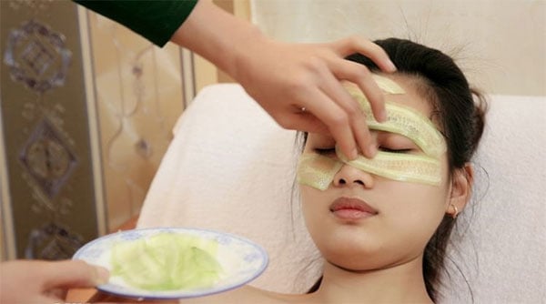 Đắp mặt nạ dưa leo giúp trẻ hóa da vùng mắt