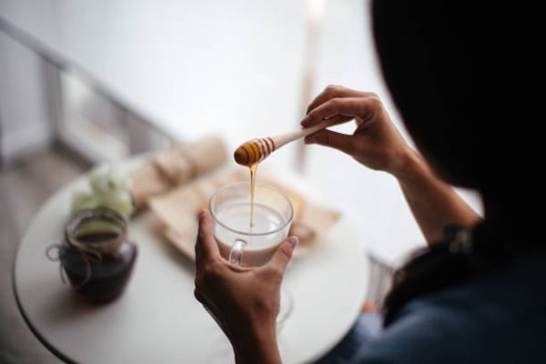 Sữa tươi và mật ong giúp bạn khắc phục tình trạng da xỉn màu